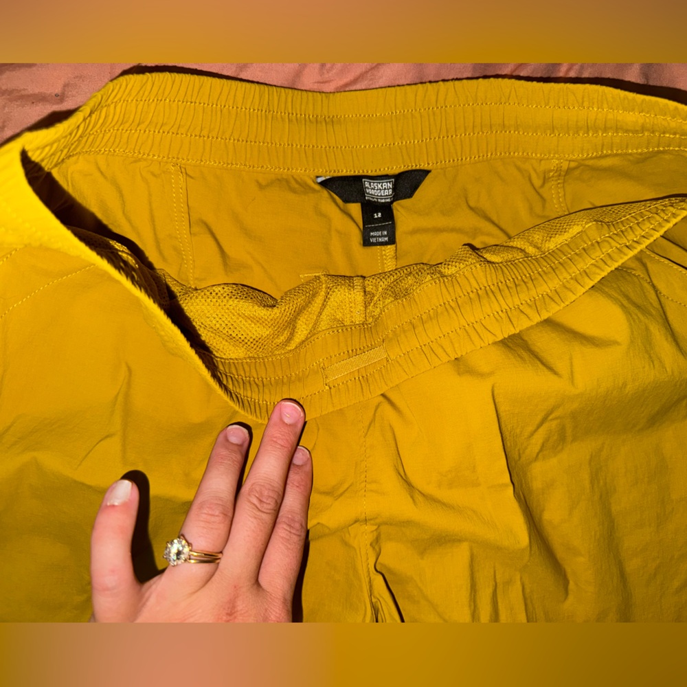 Duluth Trading Co Women's Shorts Bermudas in Mustard Yellow